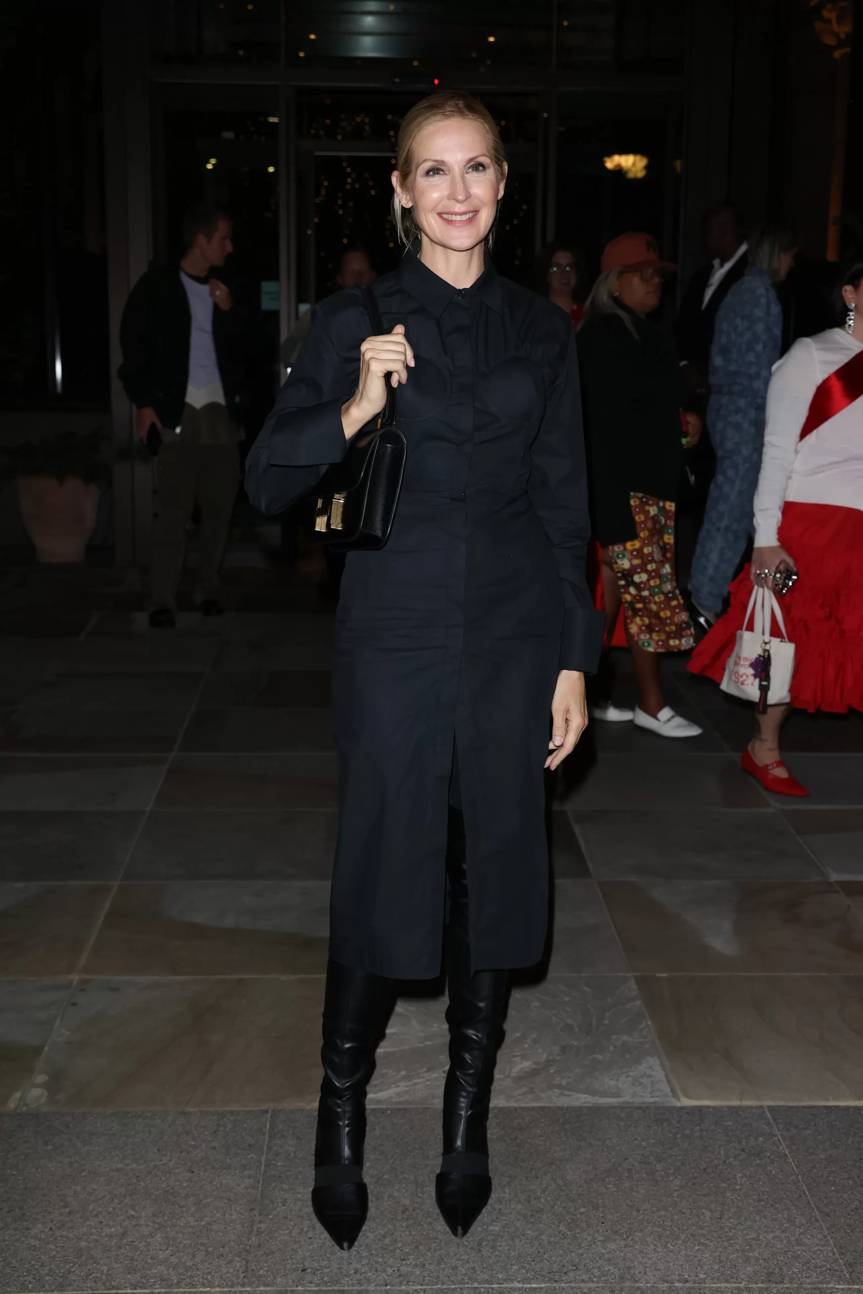 Kelly Rutherford bij Nensi Dojaka is een van de beroemdheden tijdens London Fashion Week lente/zomer 2025