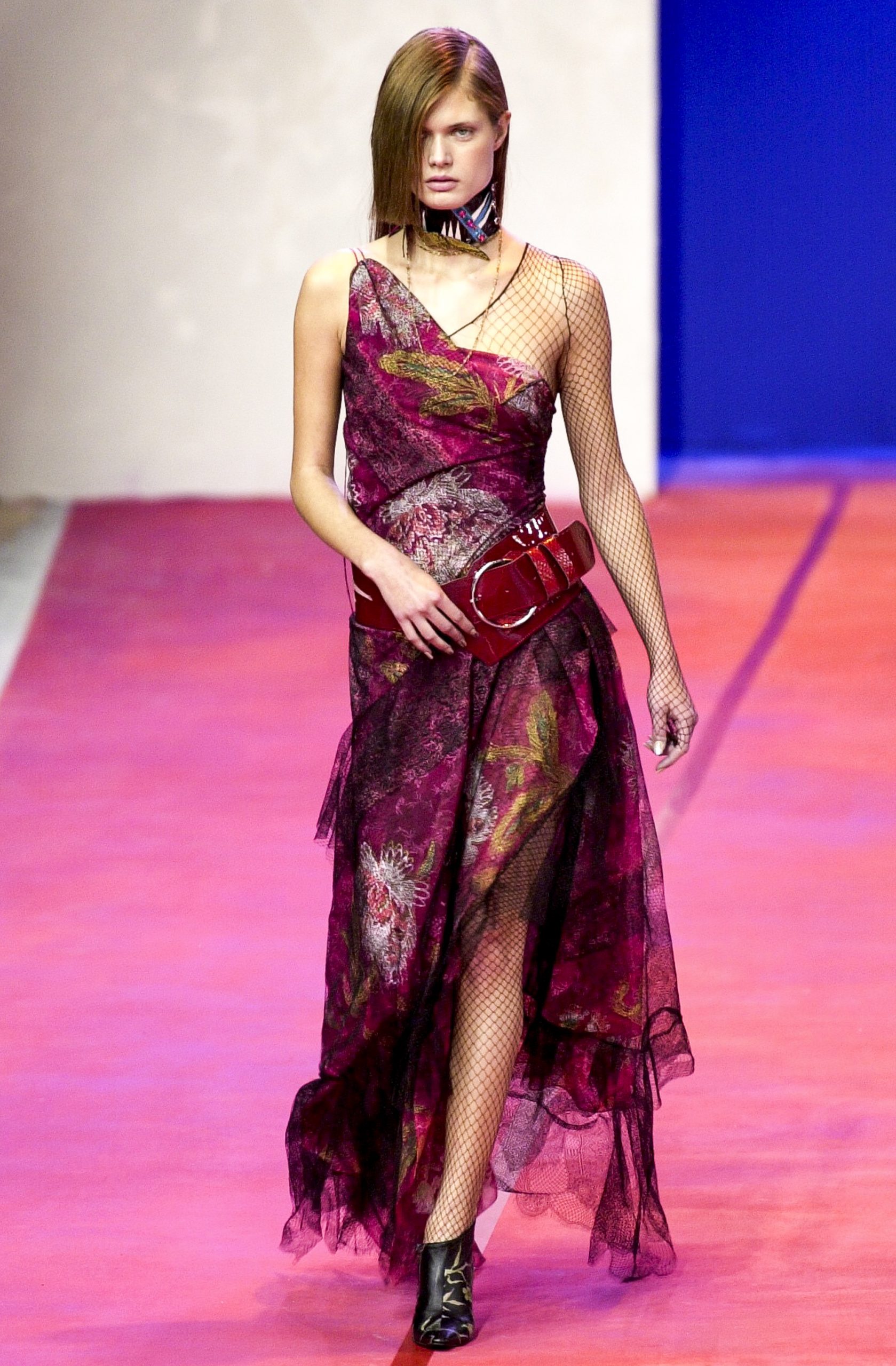 Malgosia Bela op de catwalk bij Christian Lacroix lente/zomer 2001