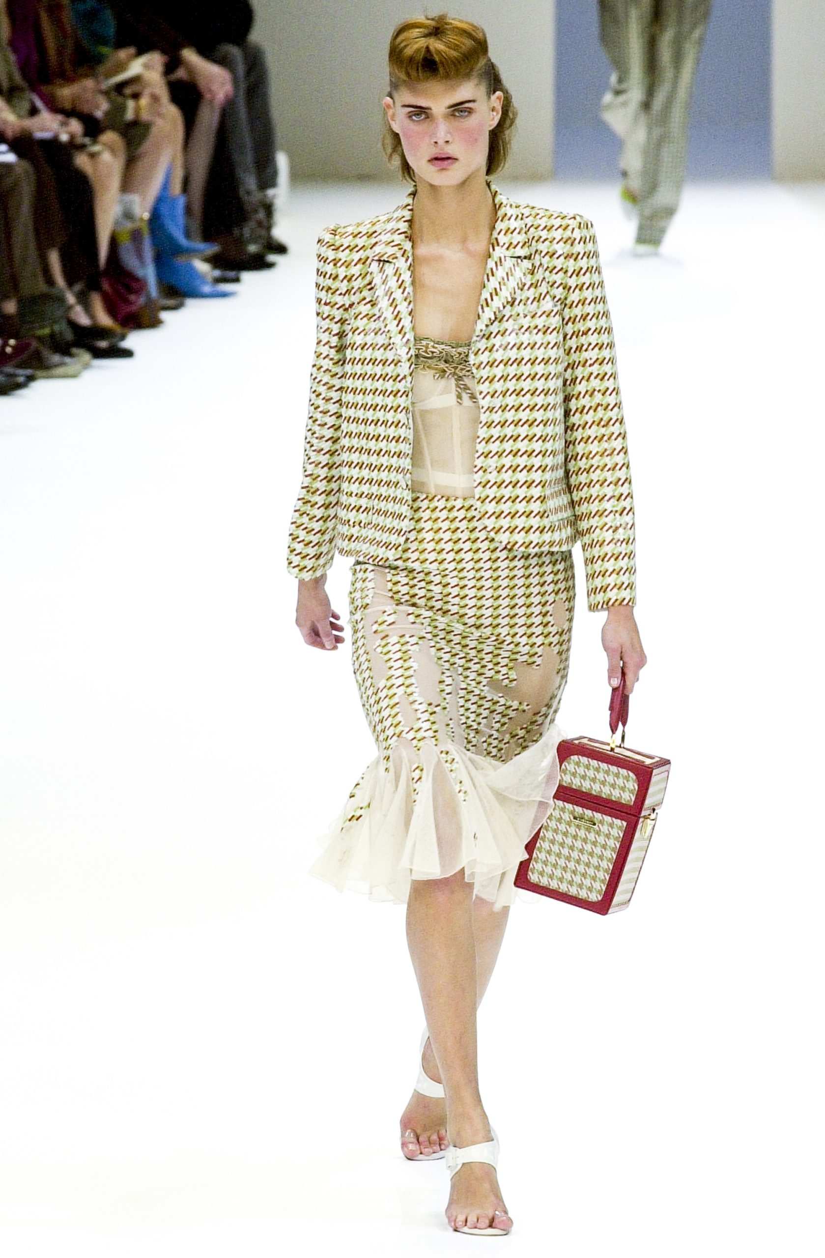 Malgosia Bela op de catwalk bij Givenchy lente/zomer 2001