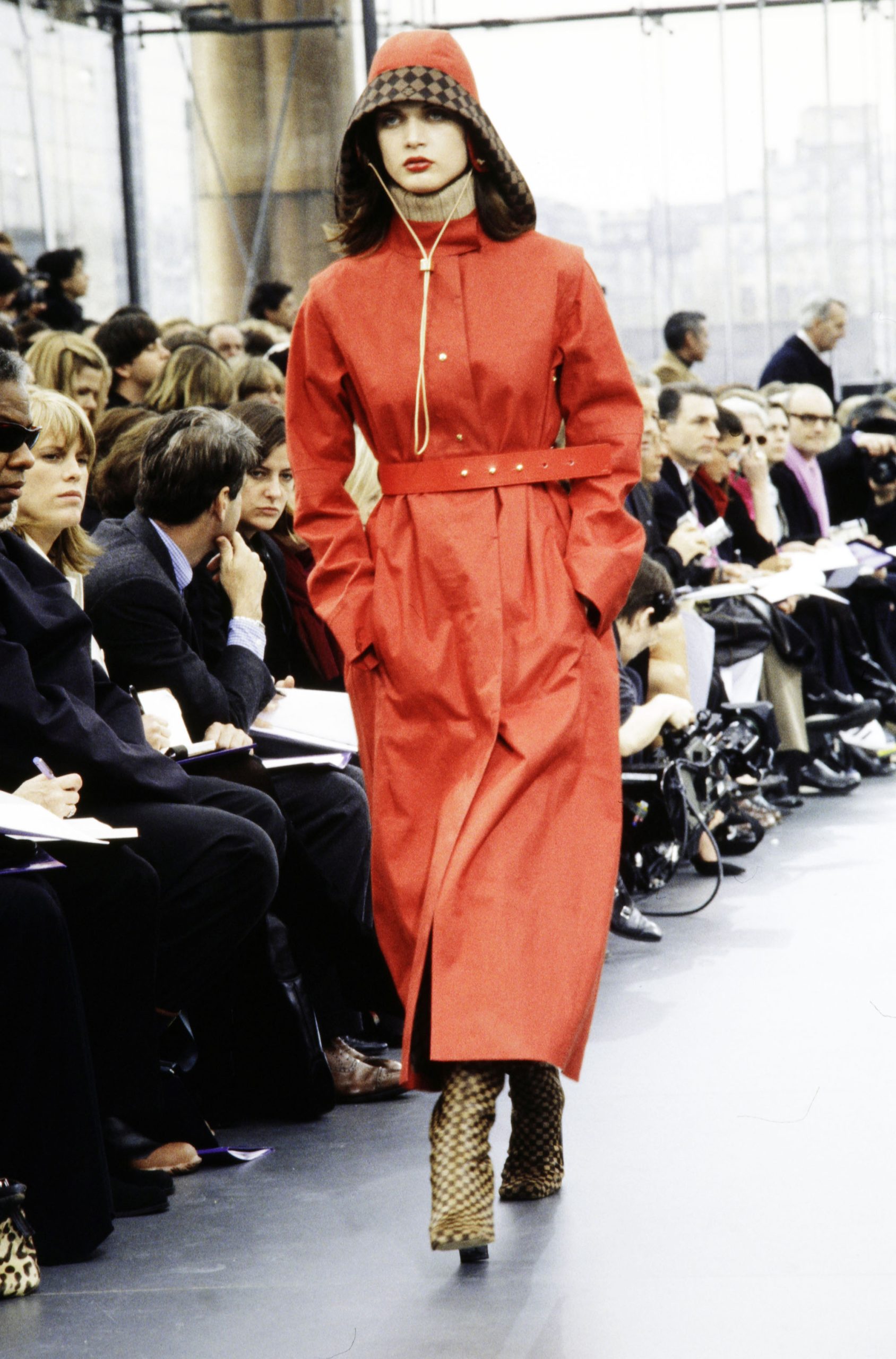 Malgosia Bela op de catwalk bij Louis Vuitton herfst/winter 1999