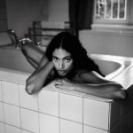 Model Malika El Maslouhi ligt in een badkuip