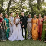 Meeka en Jeffrey met familieleden op joods/bengali bruiloft