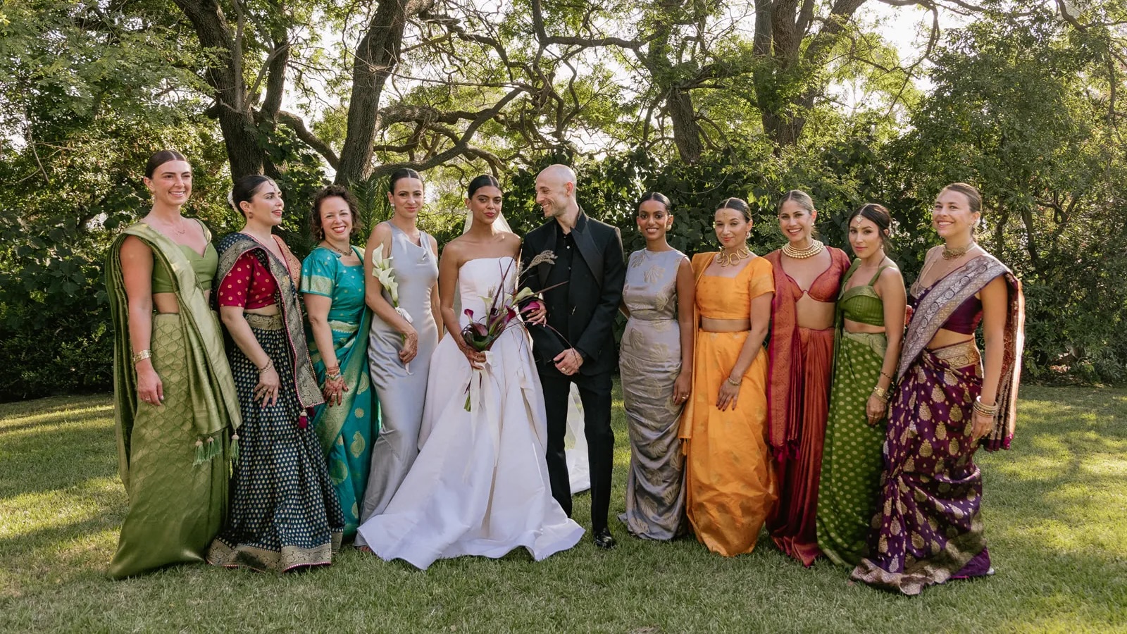 Meeka Hossain en Jeffrey Klein met bruidsmeisjes
