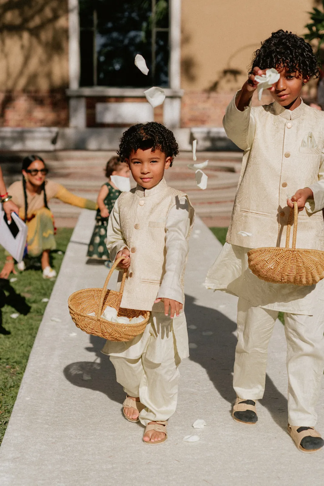 Bloemenjongens en meisje 