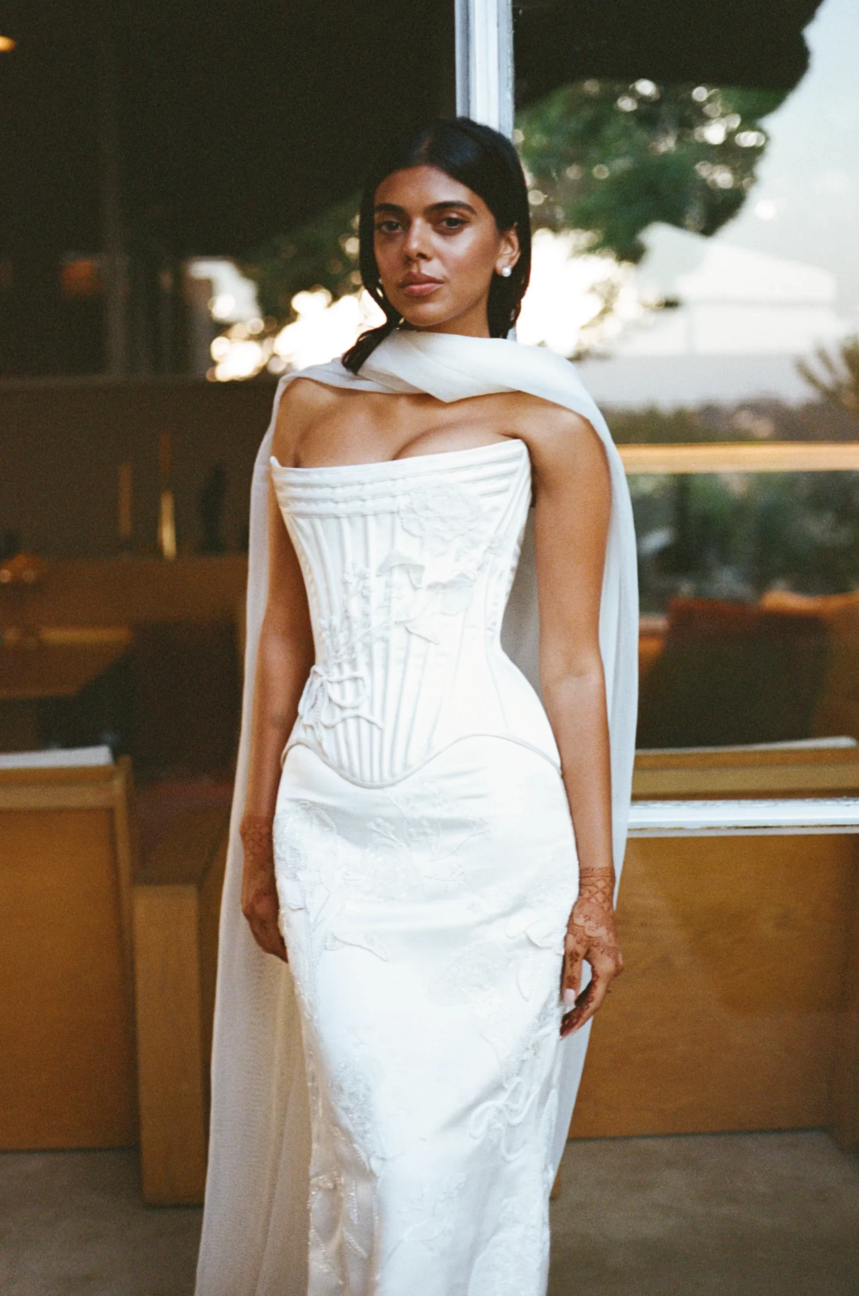 Meeka Hossain in witte bruidsjurk