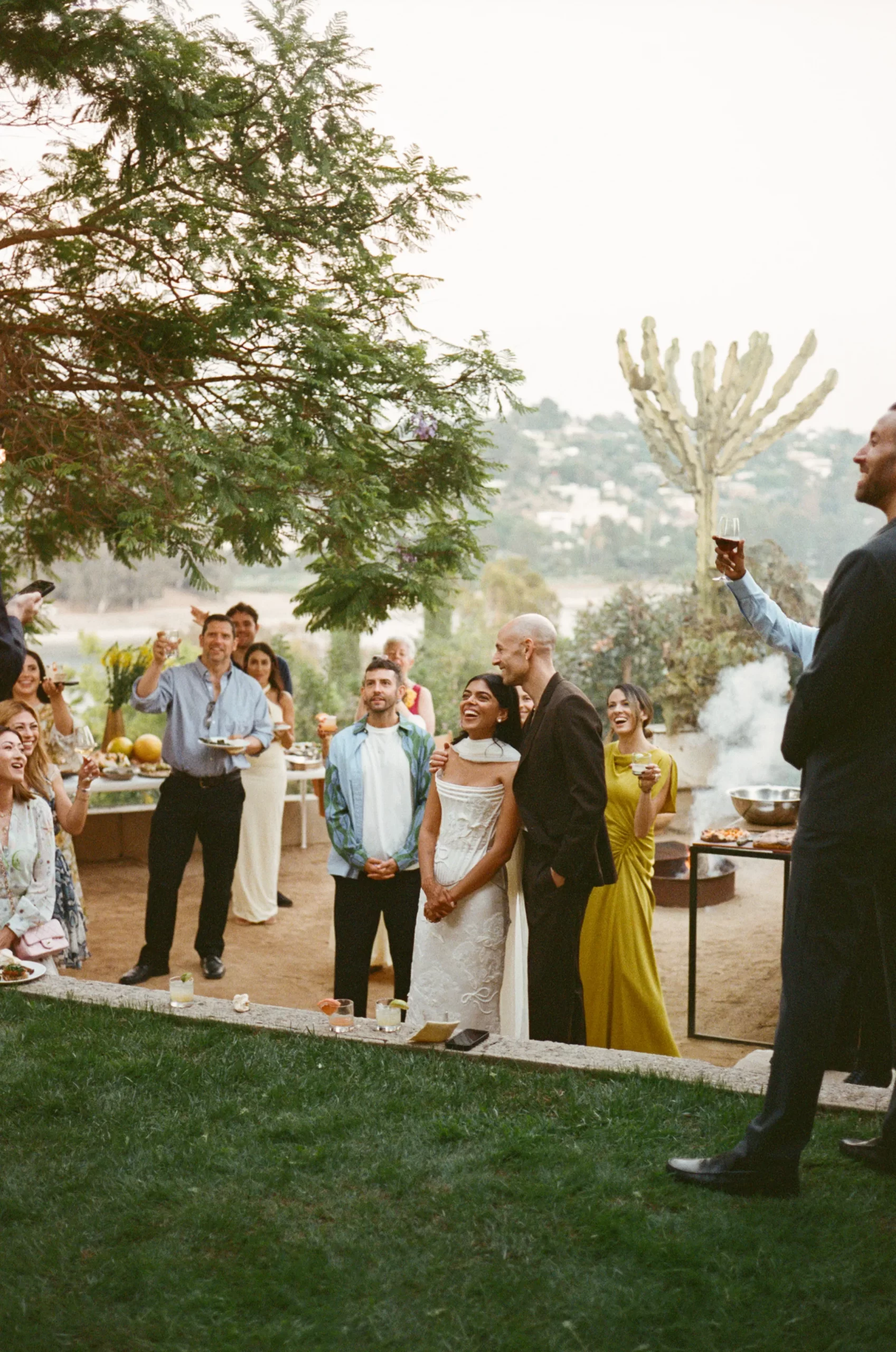 Meeka Hossain en Jeffrey Klein met bruidsgezelschap