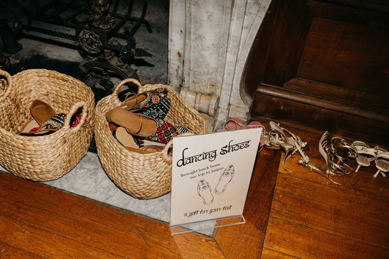 Dansschoenen bij Meeka Hossain en Jeffrey Klein bruiloft