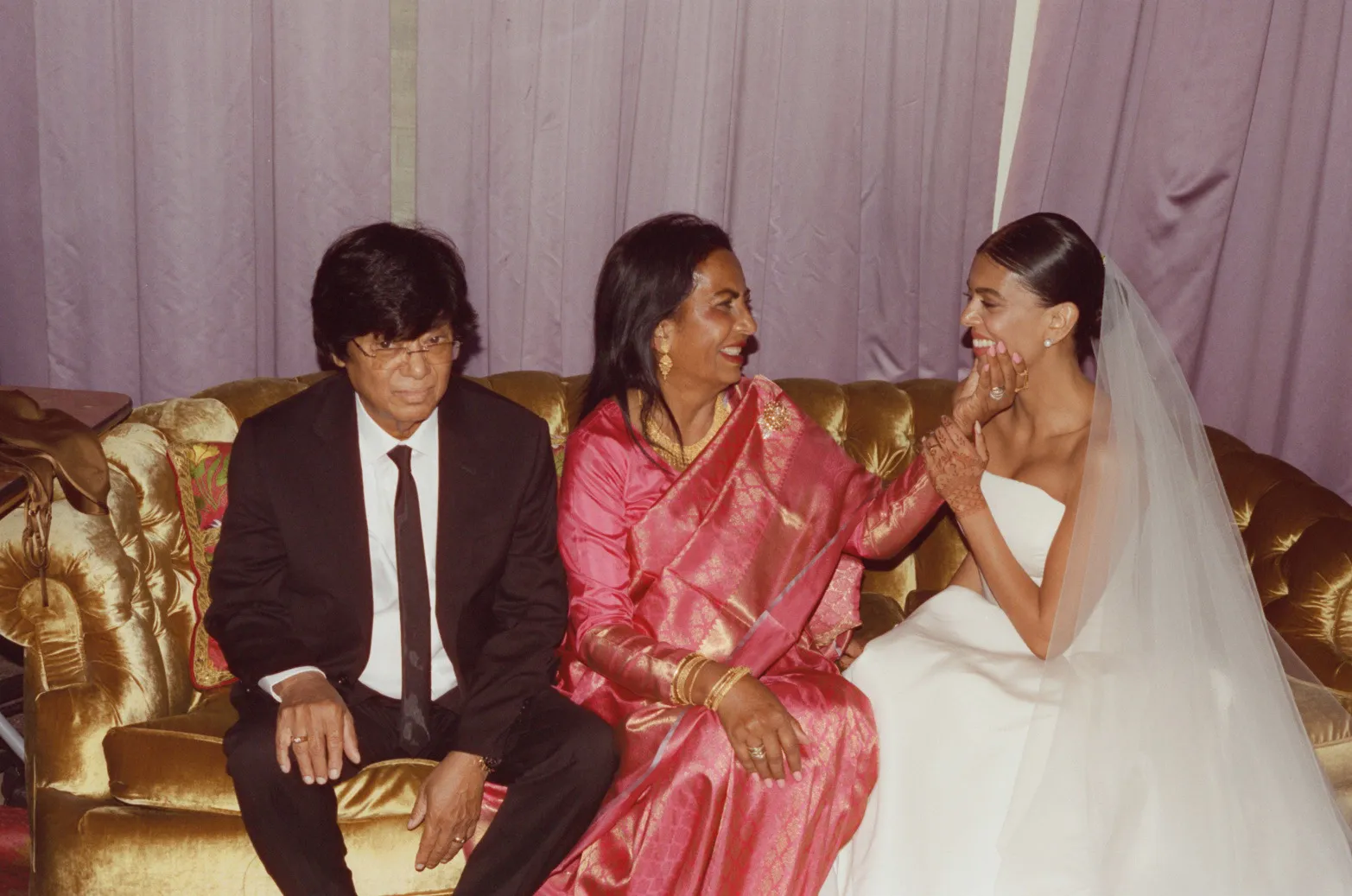 Meeka Hossain samen met ouders op bruiloft