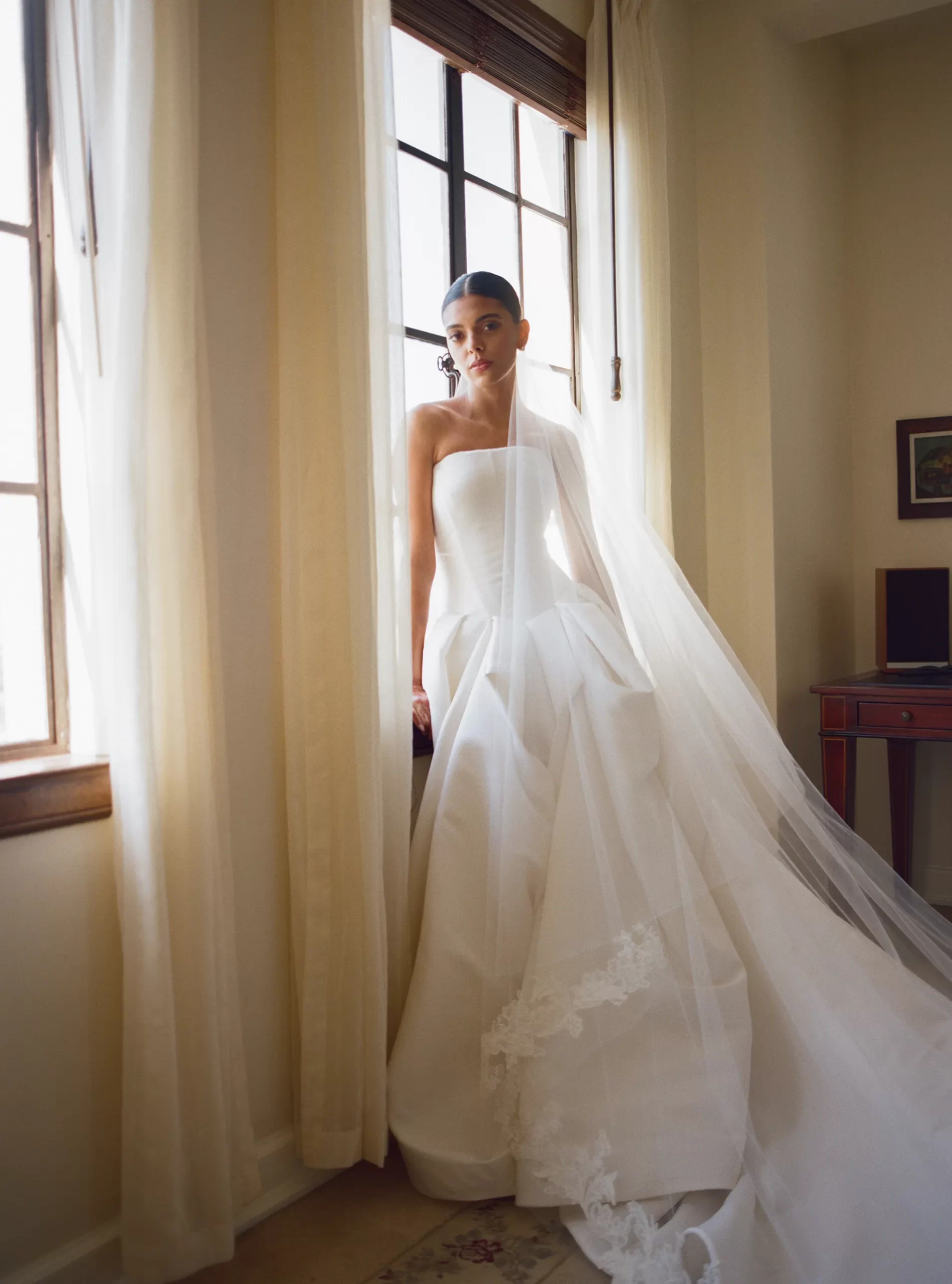 Meeka Hossain in Vera Wang bruidsjurk