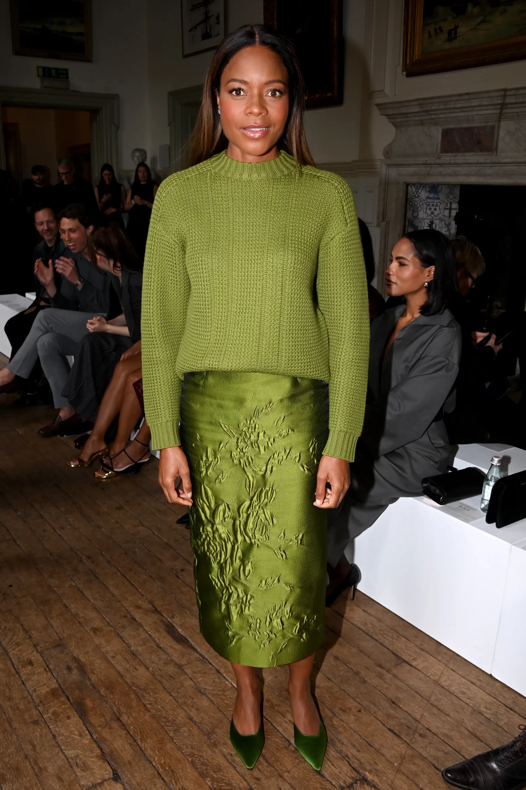 Naomie Harris bij Emilia Wickstead is een van de beroemdheden tijdens London Fashion Week lente/zomer 2025