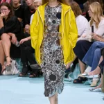 metallic jurk en gele regenjas bij prada