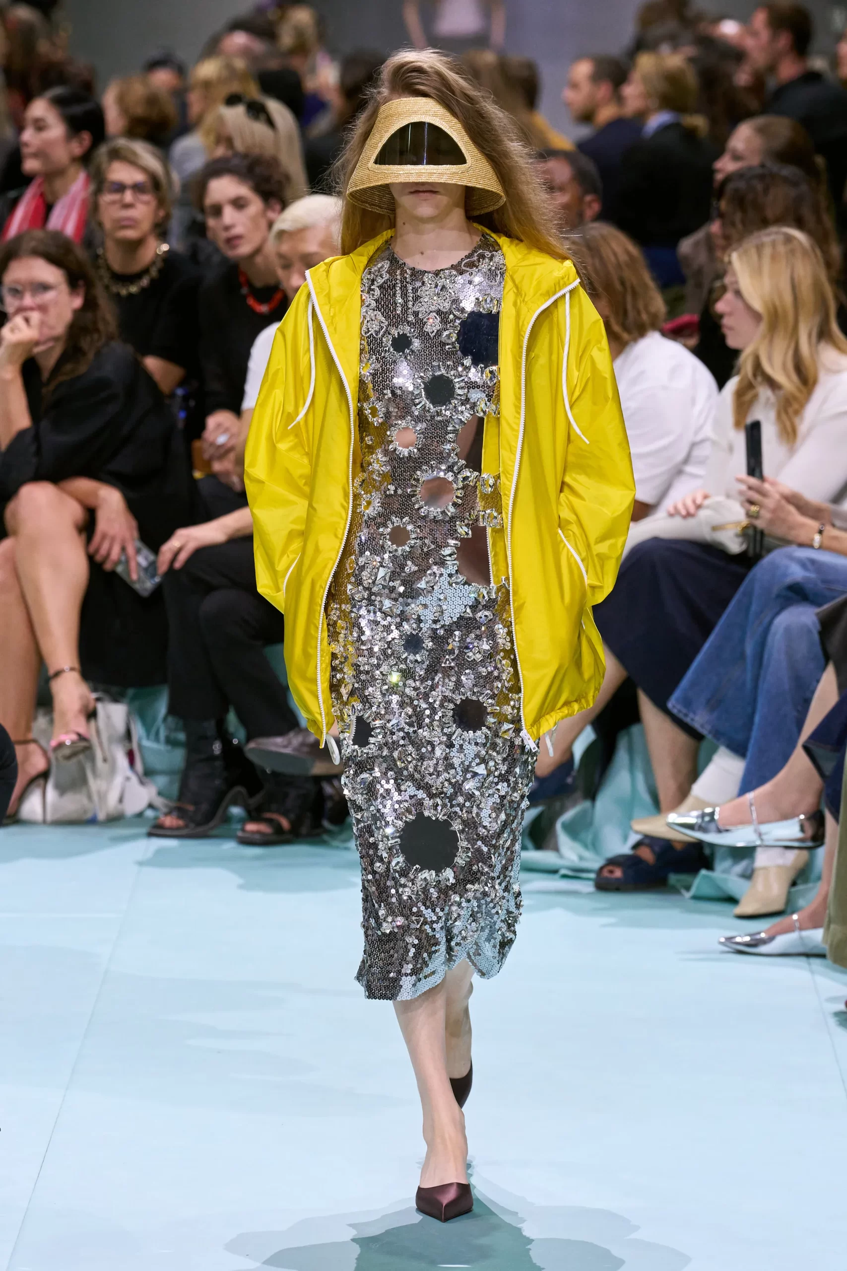metallic jurk en gele regenjas bij prada