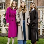 Prinsessen Ariane, Amalia en Alexia tijdens de jaarlijkse winterfotosessie, gekleed in een aantal van hun favoriete merken
