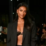 Simone Ashley is een van de beroemdheden bij London Fashion Week lente/zomer 2024