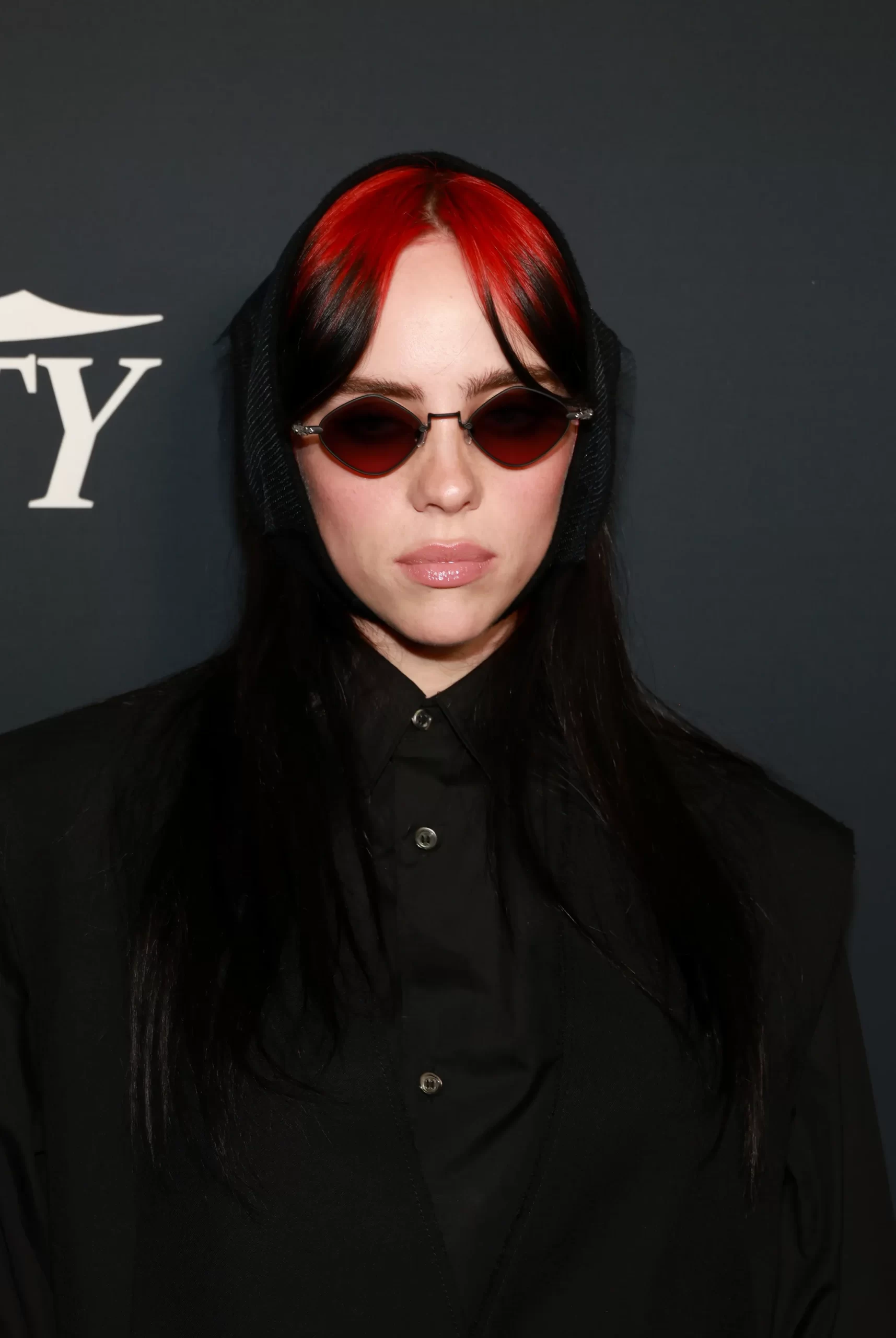 Billie Eilish met rood en zwart haar