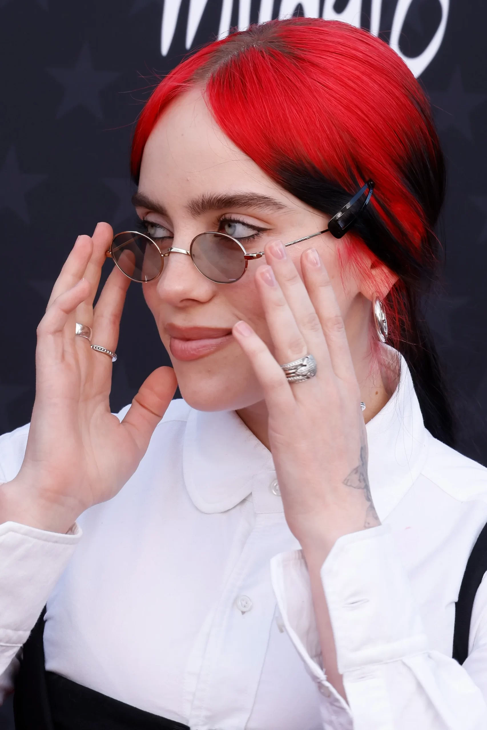 Billie Eilish rood zwart haar