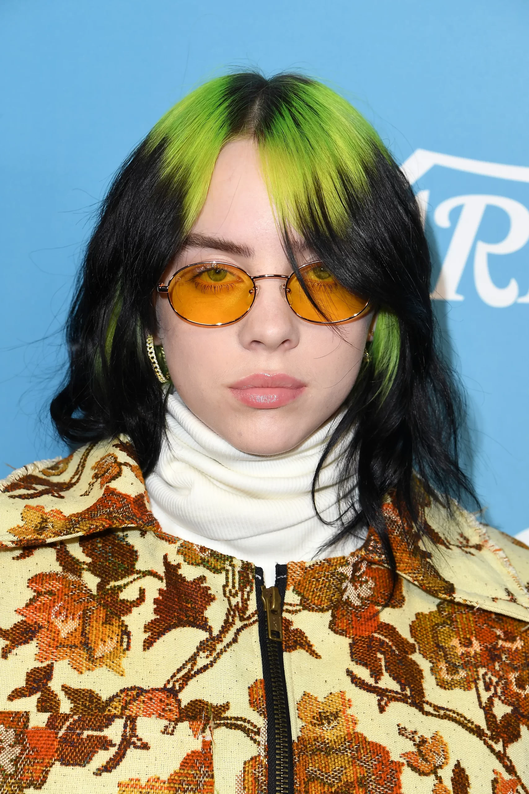 Billie eilish in groen en zwart haar