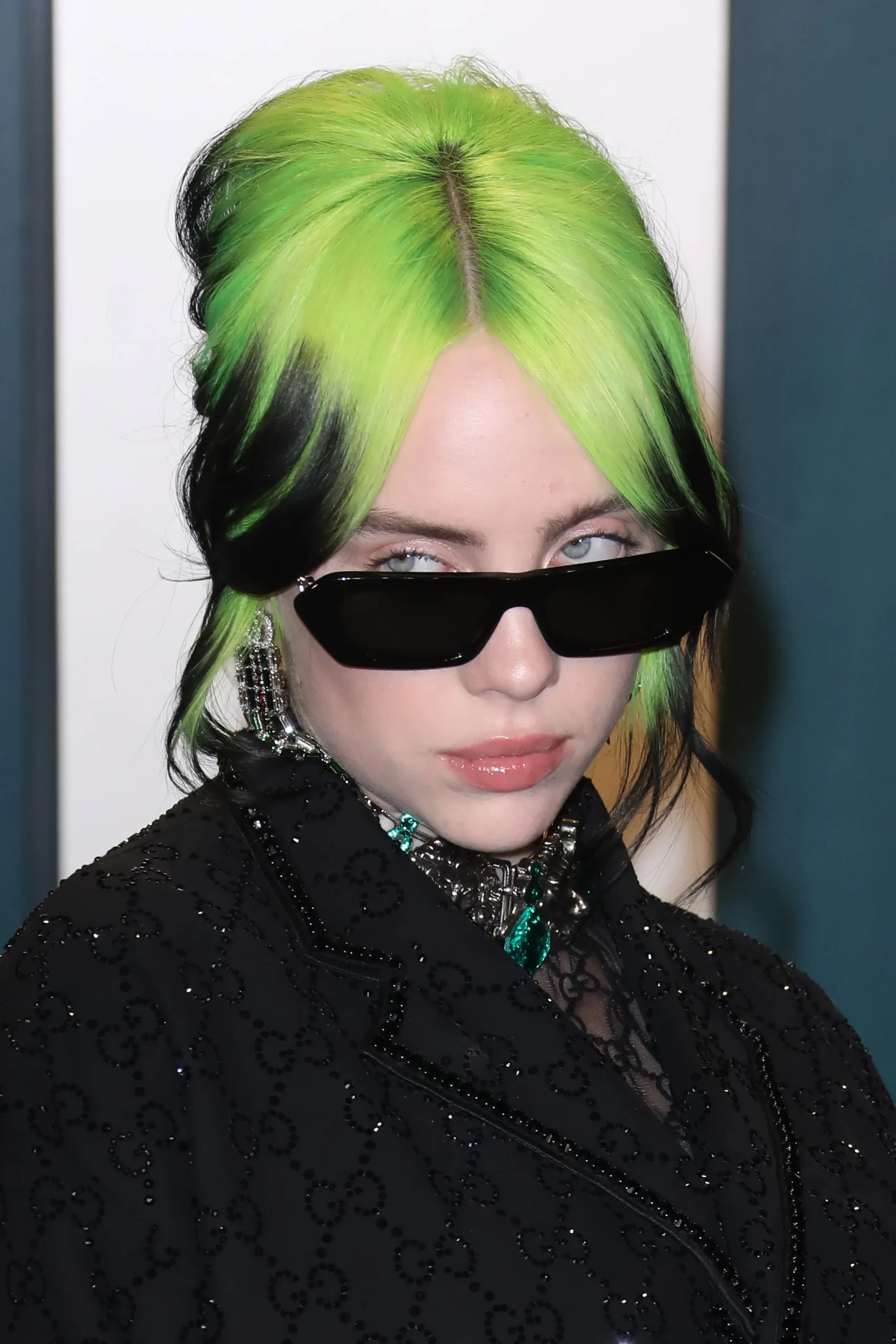 Billie Eilish met groen en zwart haar