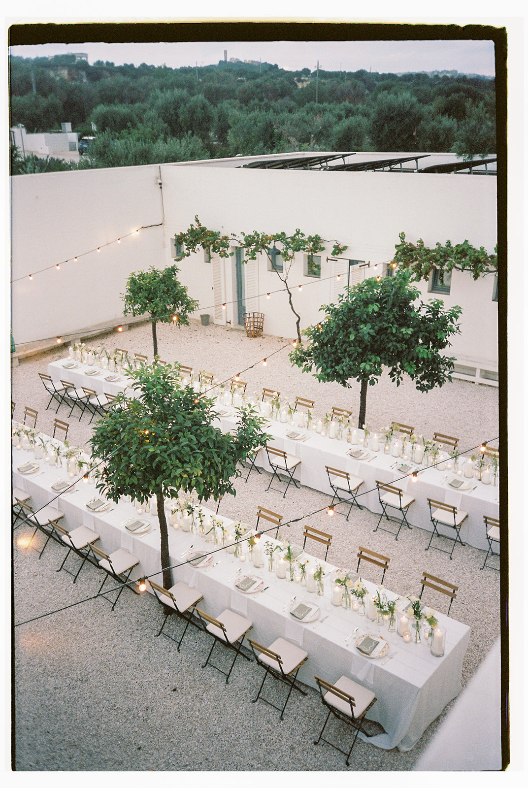 De dinertafel op de bruiloft van Liem en Van Esch