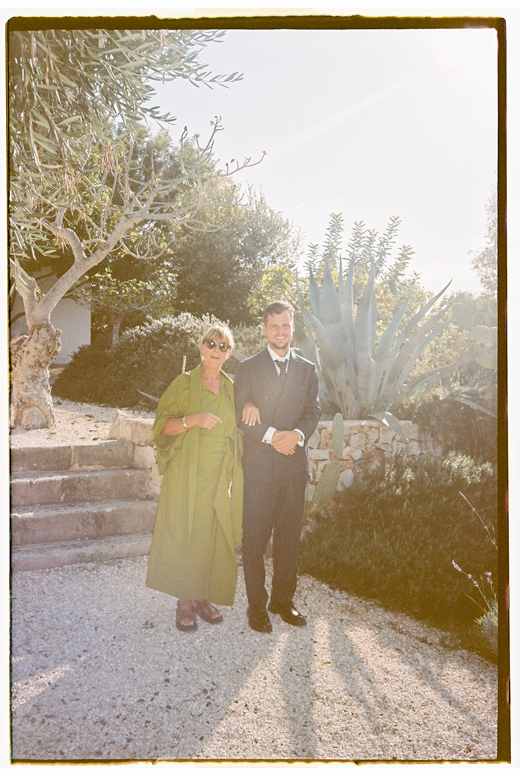 Isidoor met zijn moeder op zijn trouwdag