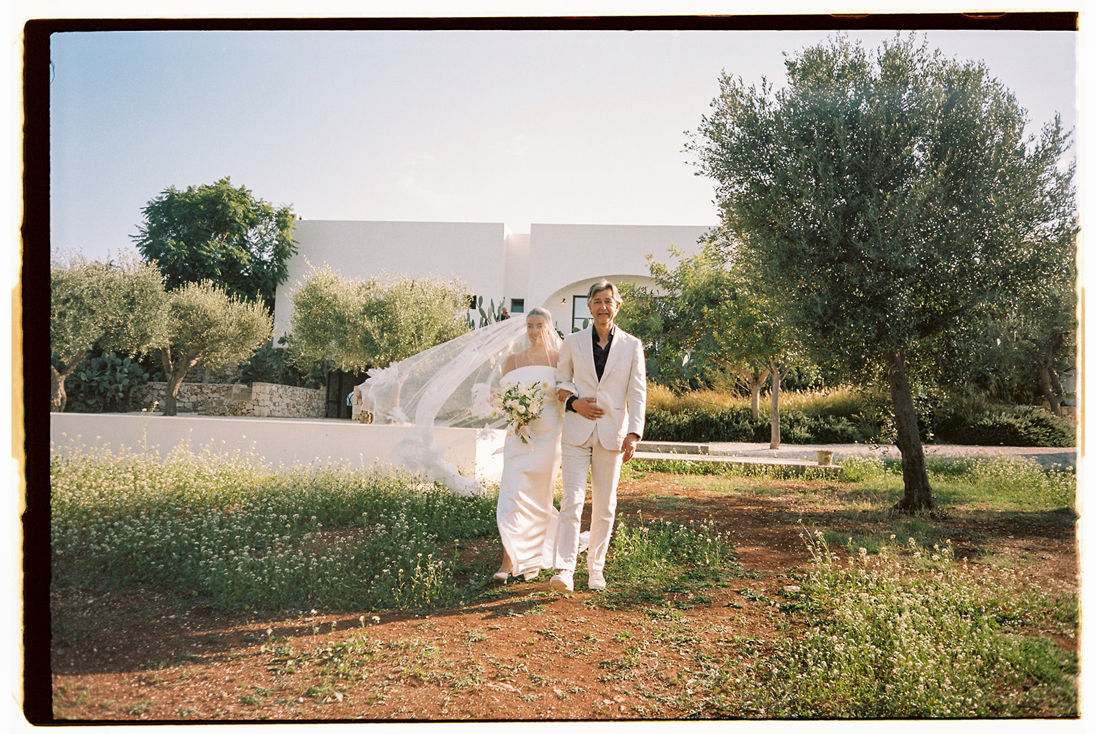 Liem loopt met haar vader naar de ceremonie op haar trouwdag