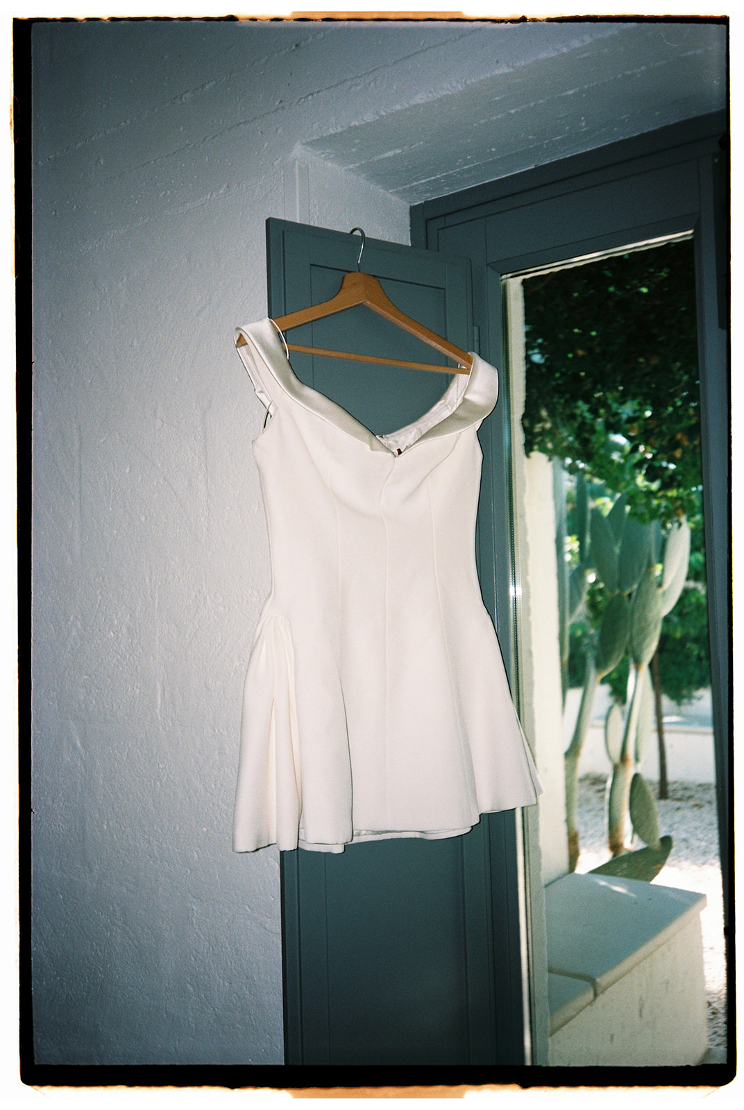 Liems feestjurk voor de avond van haar trouwdag