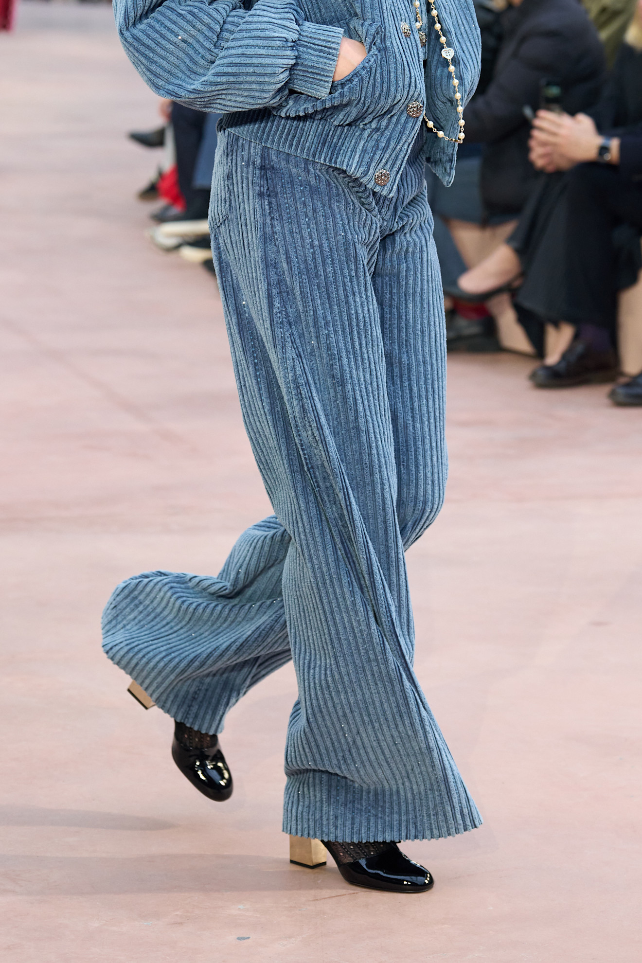 Een corduroy-broek op de runway van Chanel.