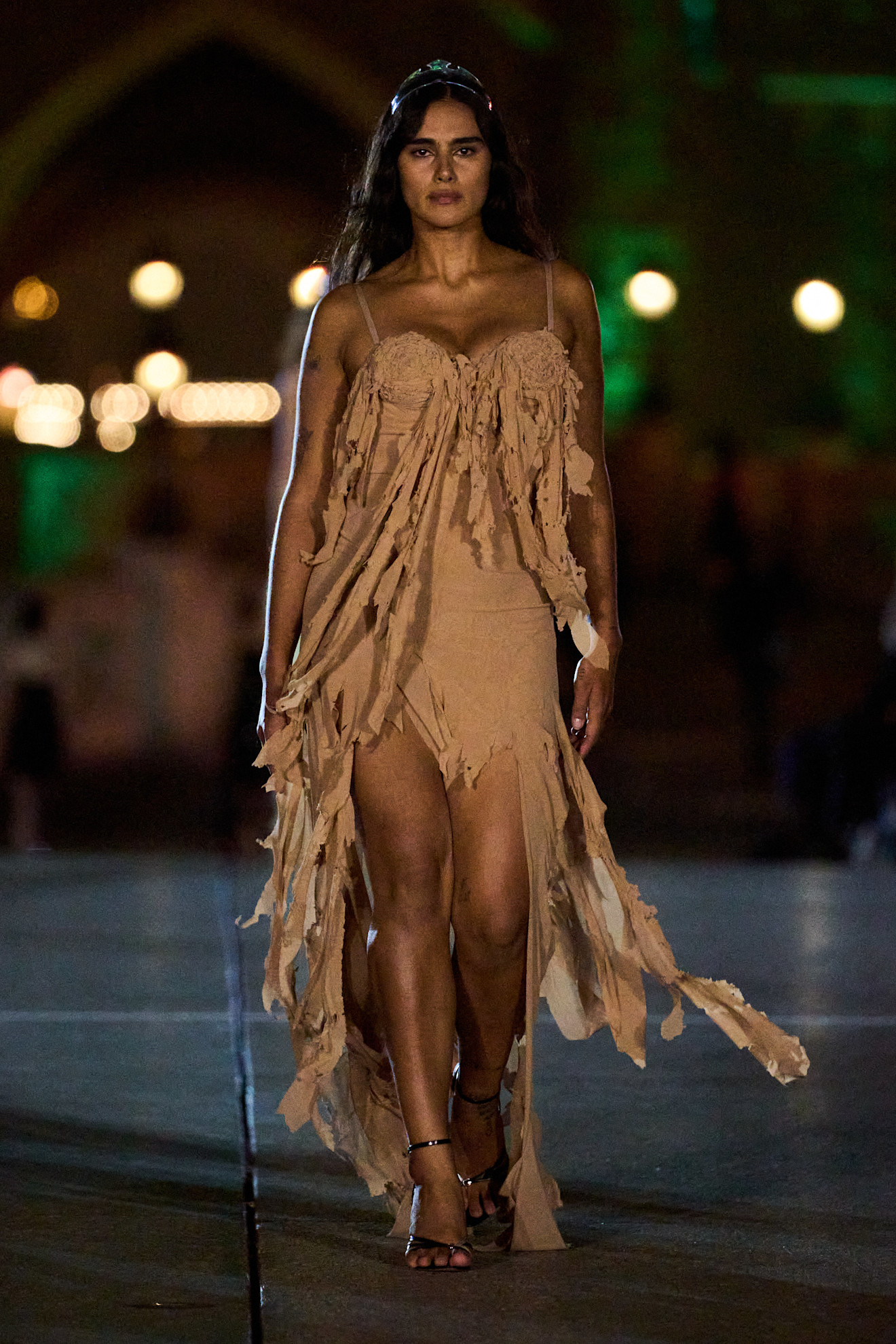 Jill Kortleve op de catwalk bij Coperni lente/zomer 2025