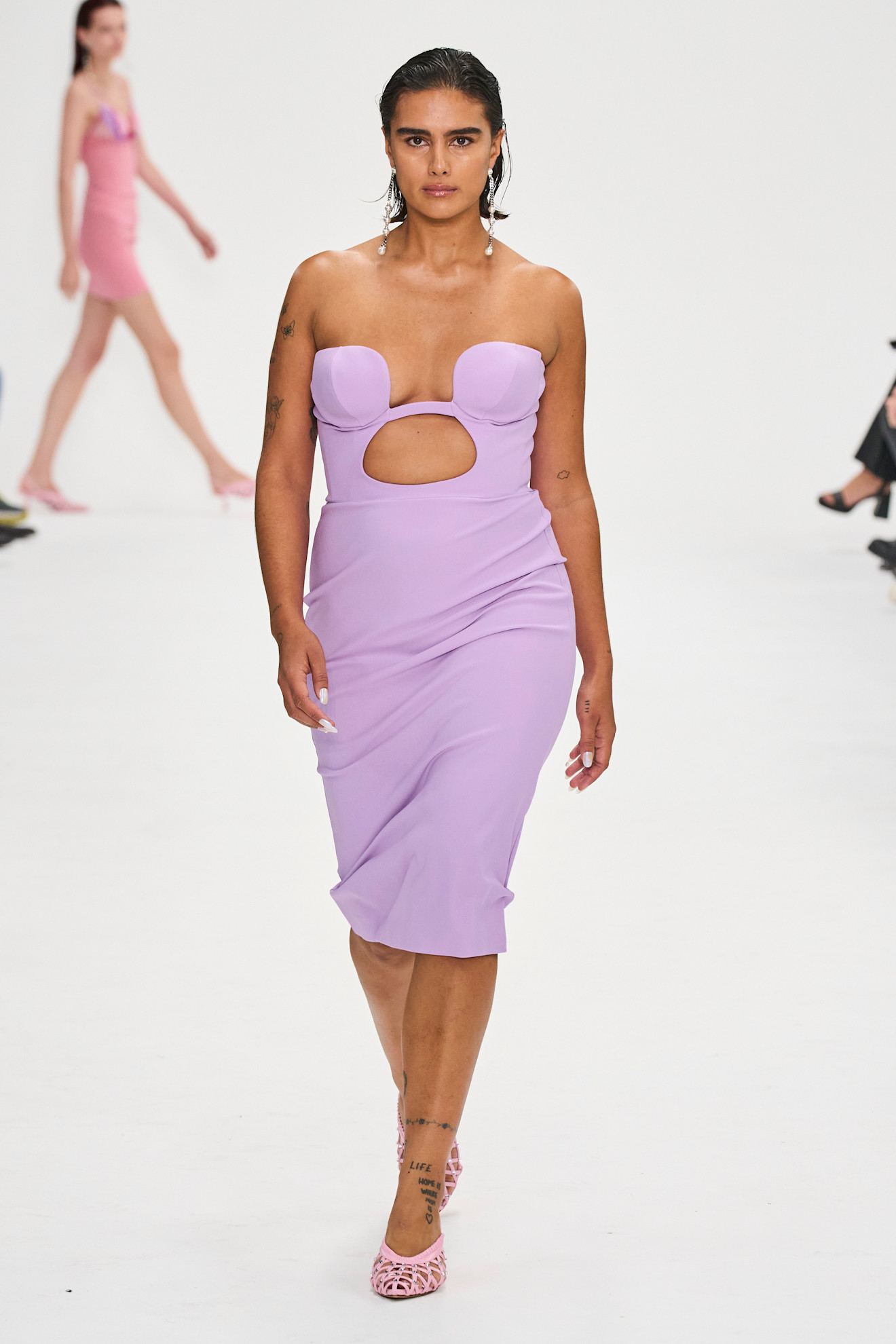 Jill Kortleve op de catwalk bij Nensi Dojaka lente/zomer 2023