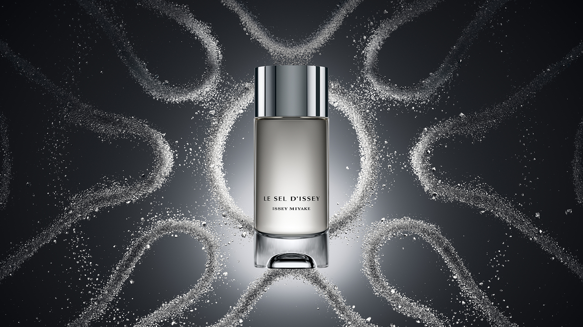 parfum flacon omringd door kristallen