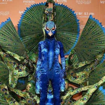 21-kostuums-die-bewijzen-dat-heidi-klum-al-bijna-25-jaar-de-koningin-van-halloween-is-370672