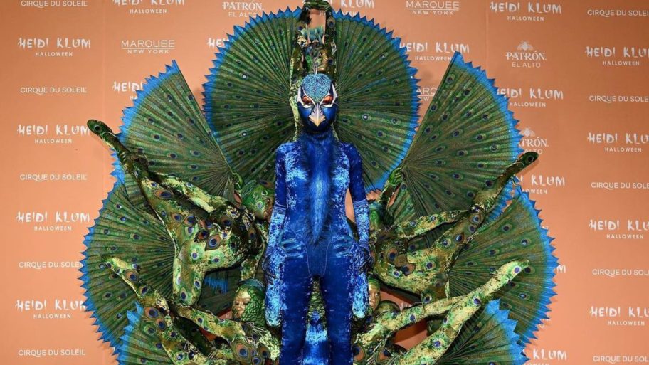 21-kostuums-die-bewijzen-dat-heidi-klum-al-bijna-25-jaar-de-koningin-van-halloween-is-370672