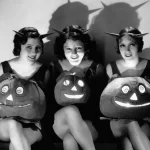 3 vrouwen met halloween pompoen vast