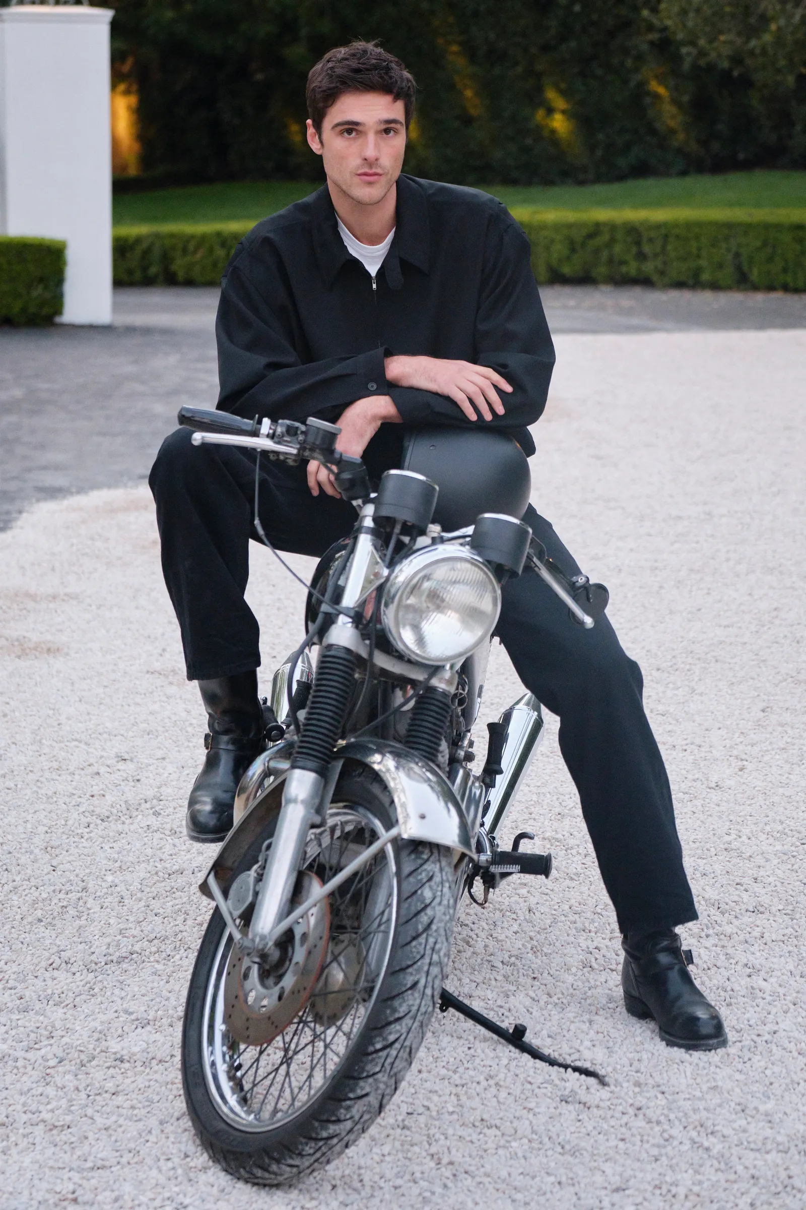 Jacob Elordi op motor