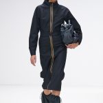 K-Way catwalkshow herfst 2024 met zwarte regenjas