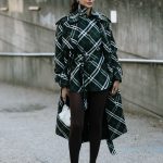 Een streetstyler in een geruite look