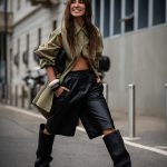 Vrouw draagt bermuda short met kniehoge laarzen.