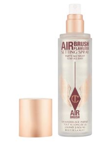 Setting spray van Charlotte Tilbury na concealer aanbrengen