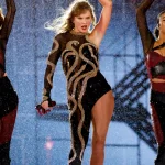 Taylor Swift in een roberto cavalli-bodysuit in slangenprint