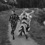modellen rennen in de natuur, gefotografeerd door jasper abels voor vogue Nederland december 2023