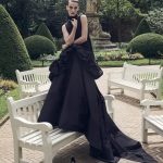 model met zwarte jurk aan in een park