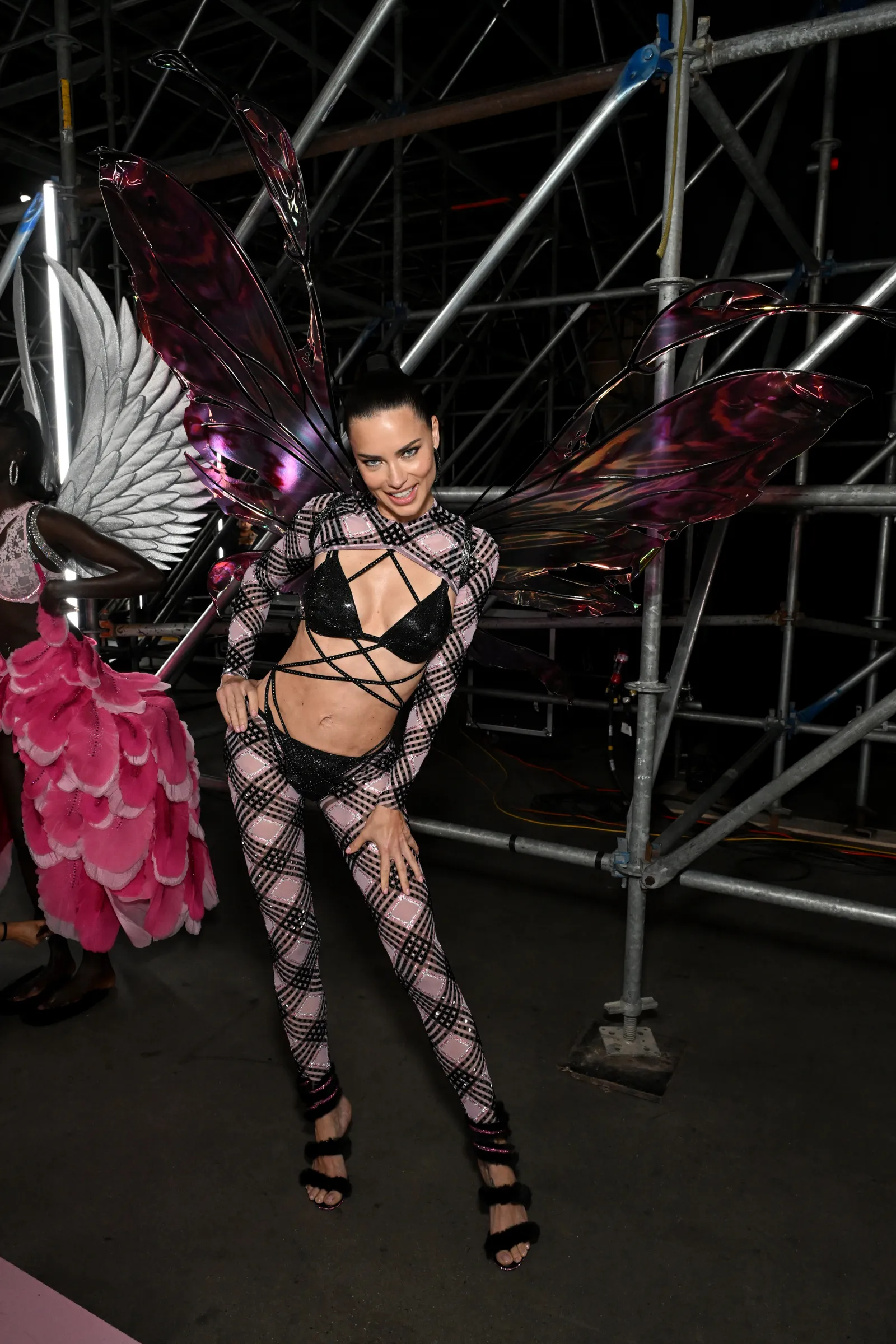 Adriana Lima backstage bij de Victoria's Secret Fashion Show 2024