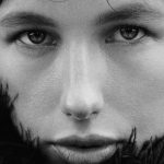 Een model met een egale huid in Vogue's oktobernummer