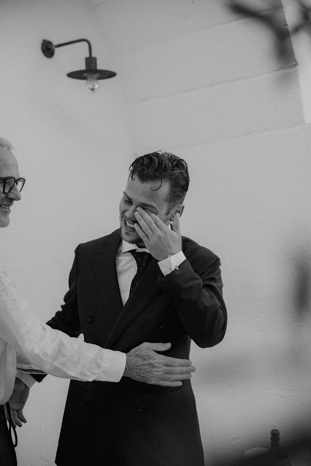 Van Esch maakt zich klaar voor zijn trouwdag