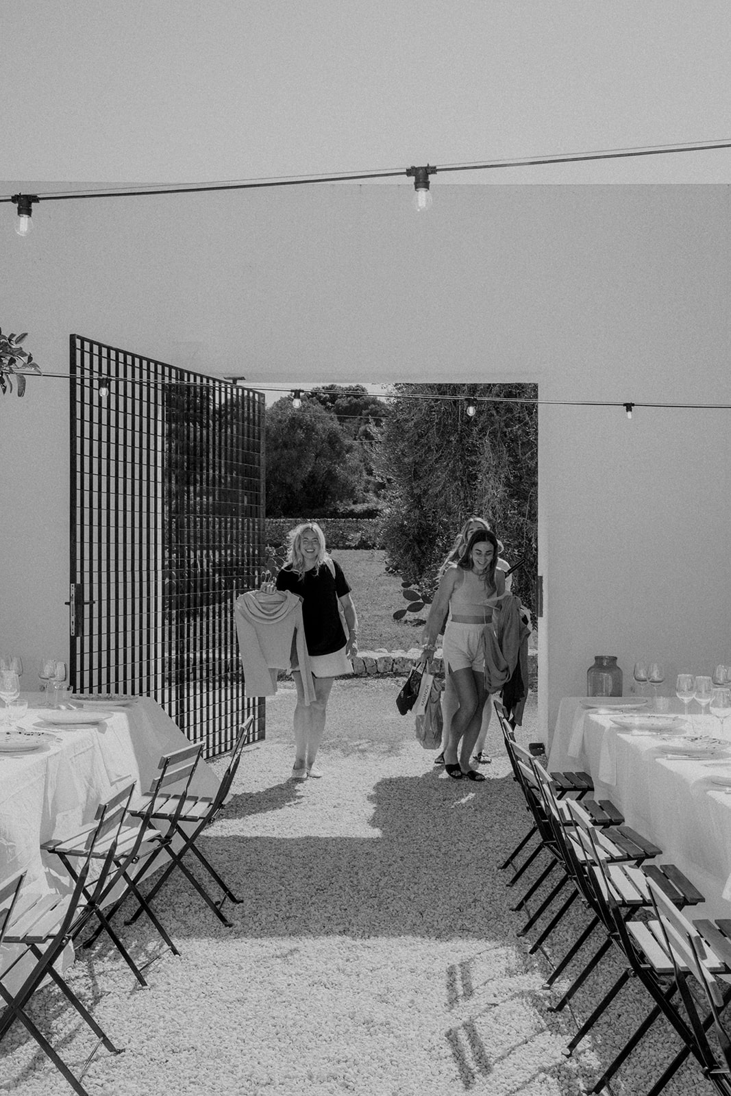 Liems vriendinnen arriveren op de trouwlocatie