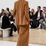 Model draagt broek van corduroy