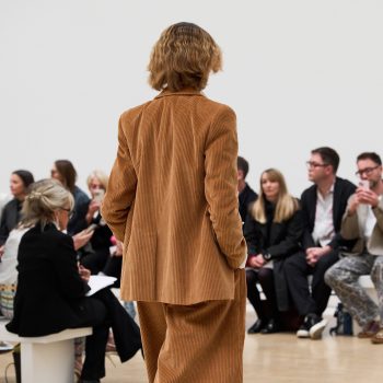 deze-oubollige-broek-is-een-stijlvol-alternatief-voor-jeans-370478