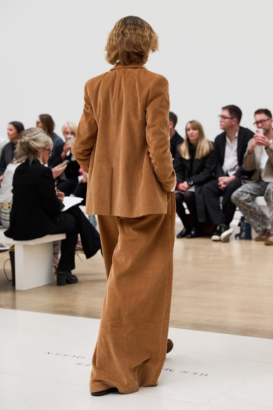 deze-oubollige-broek-is-een-stijlvol-alternatief-voor-jeans-370478