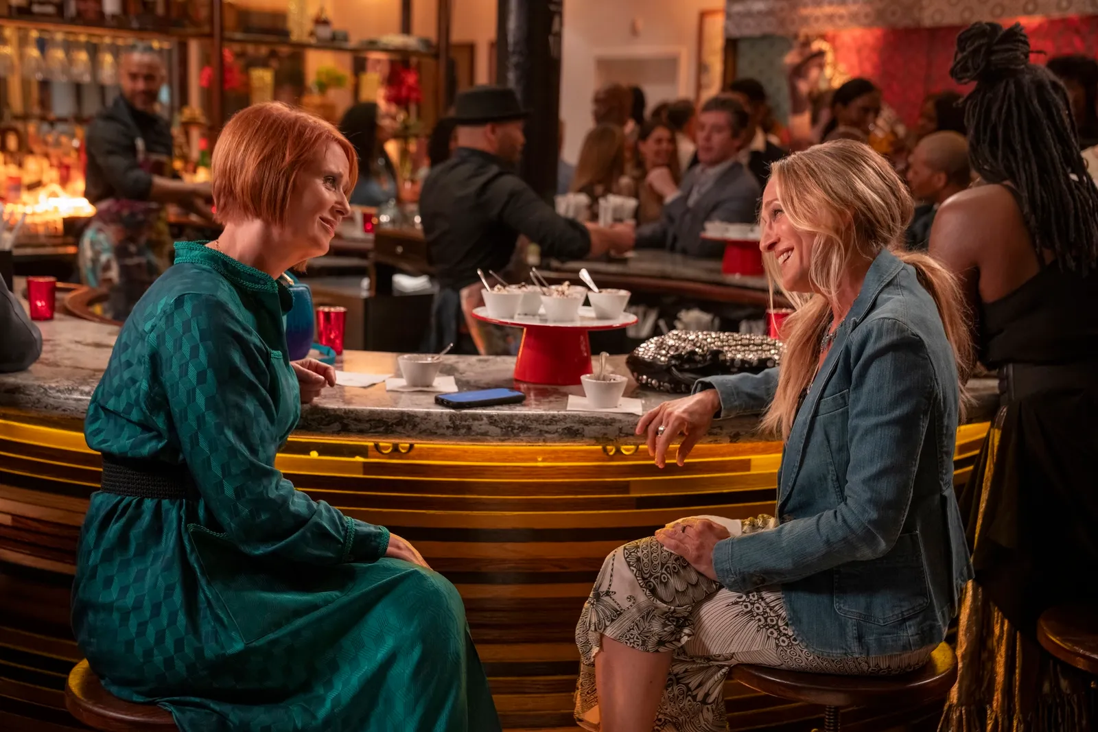 Miranda en Carrie in And Just Like That seizoen 3