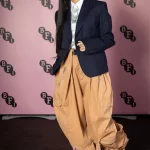 Demi Moore draagt een cargobroek van Loewe